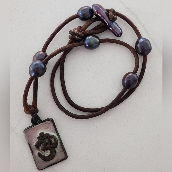Artisan Om Symbol Necklace in Leather and Freshwater Pearl - Picture 2 of 8